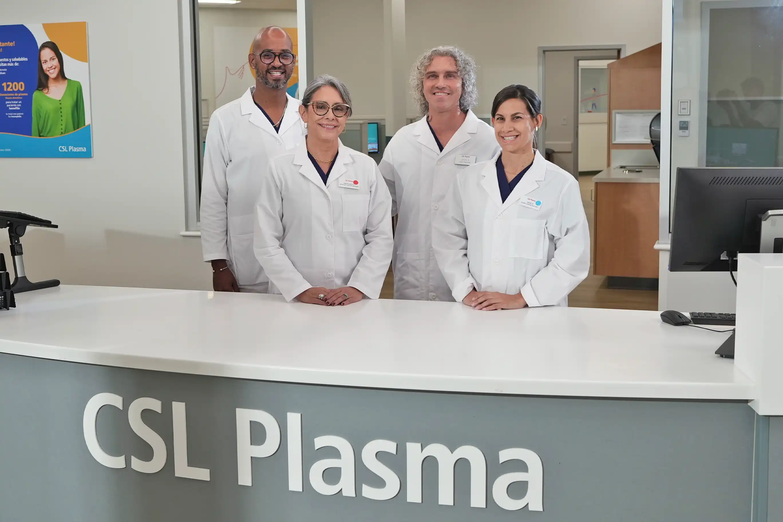 Cuatro profesionales de la salud dan la bienvenida en el área de recepción de CSL Plasma.