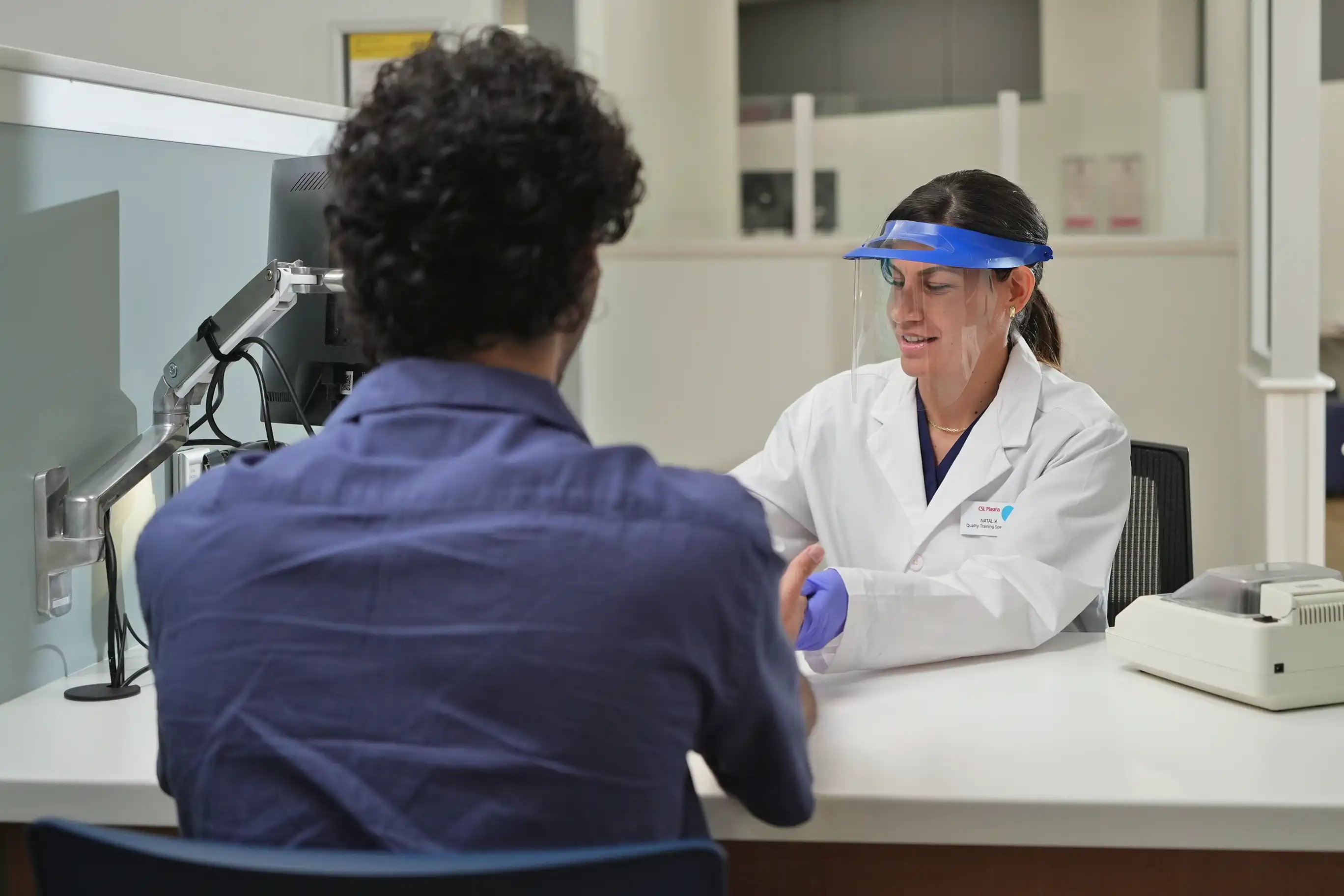 Profesional de la salud lleva a cabo la evaluación médica de un donante en un entorno clínico.